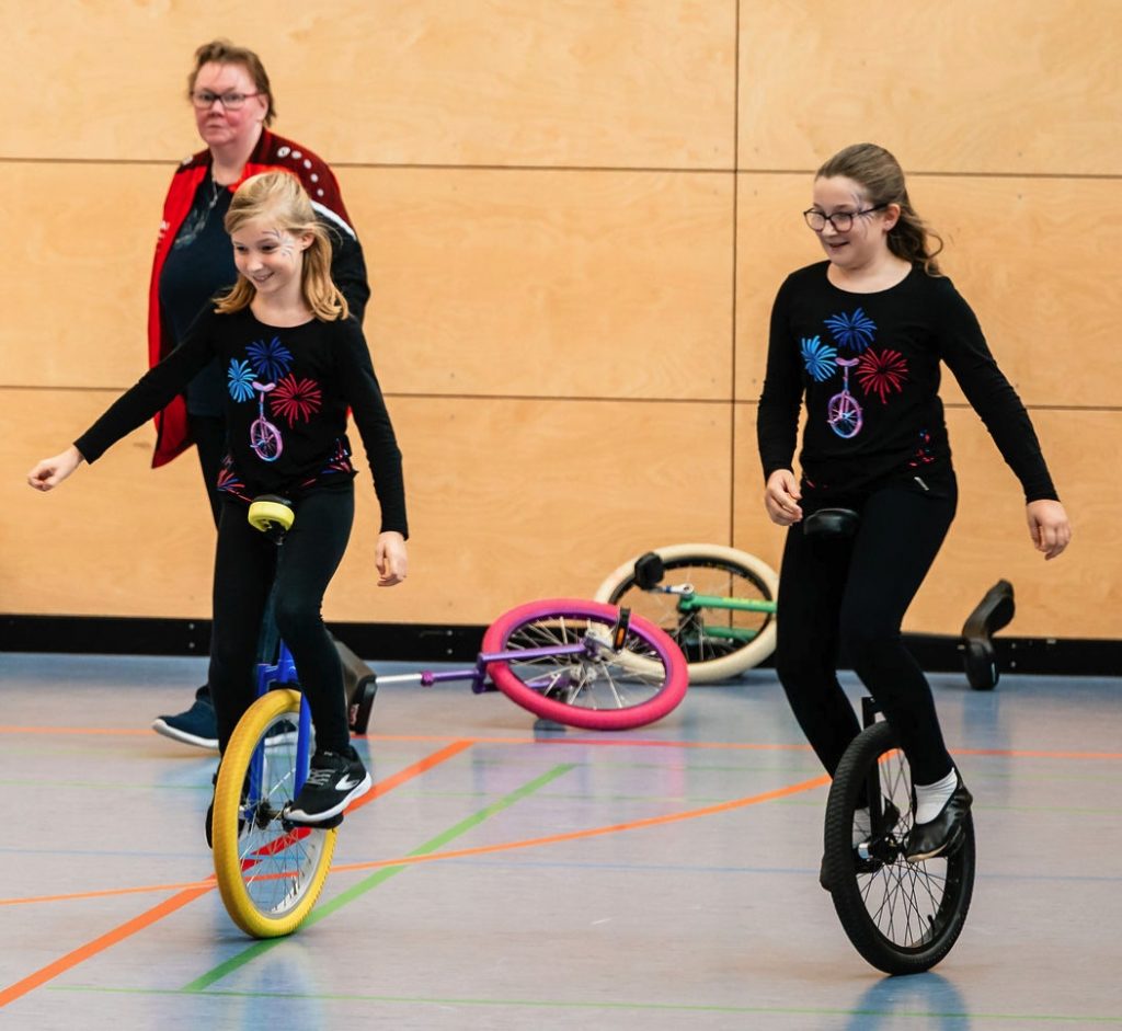 Foto zeigt zwei Mädchen bei der Vorführung.