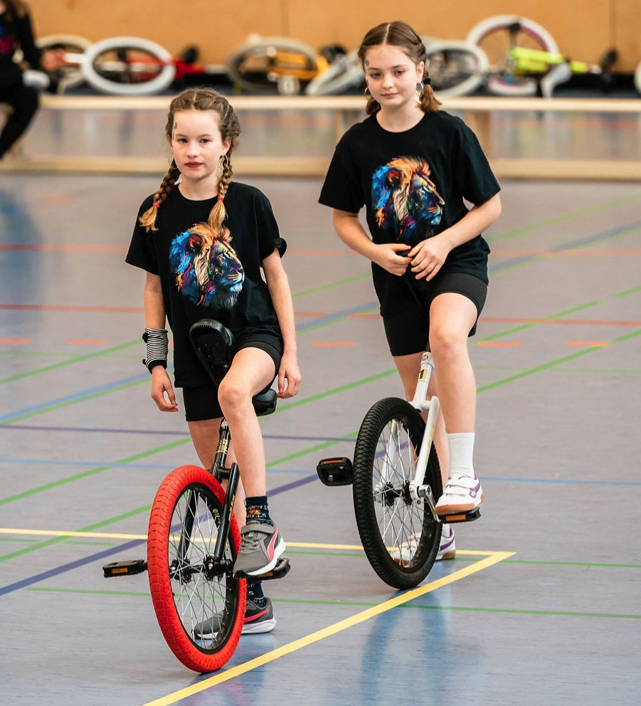 Foto zeigt zwei Mädchen bei der Vorführung.