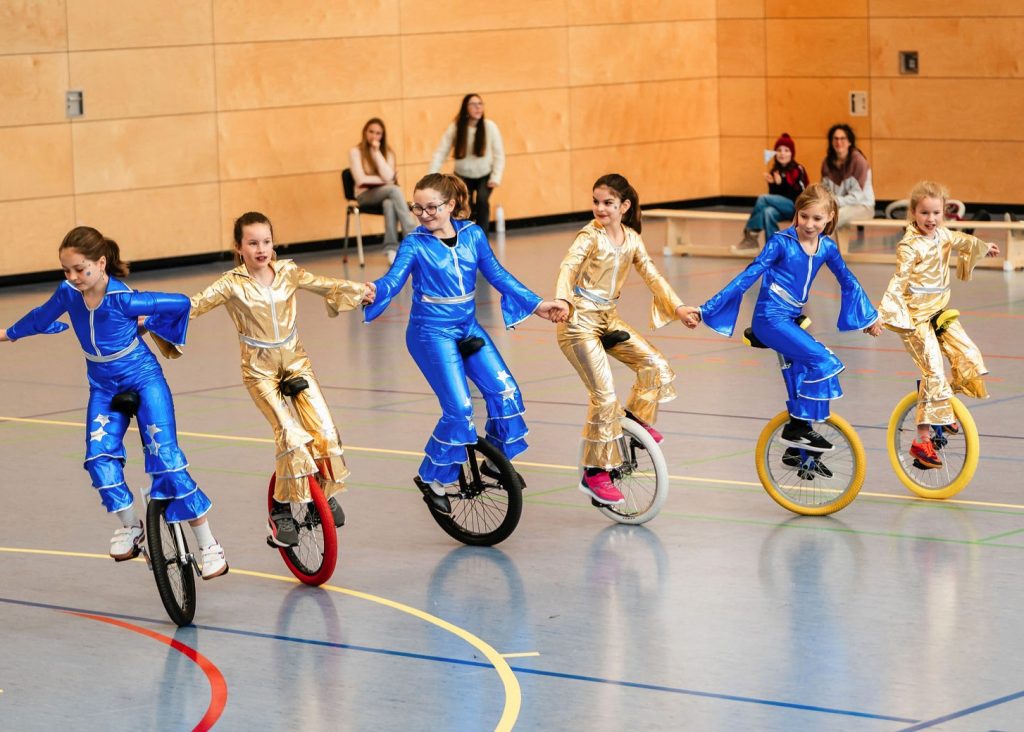 Foto zeigt 6 Mädchen bei der Vorführung.