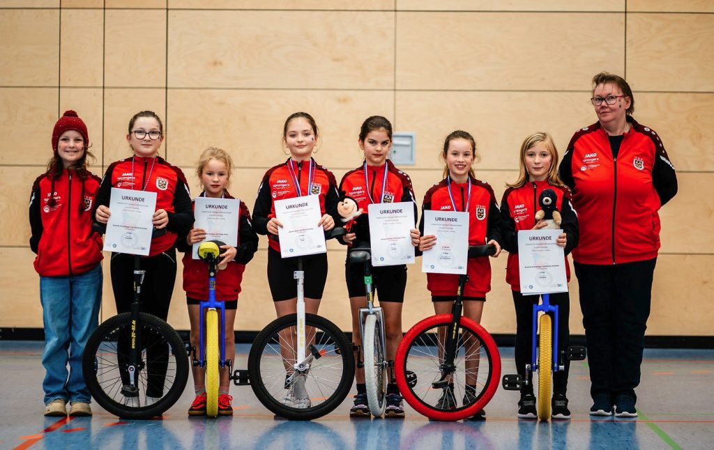 Foto zeigt die Teilnehmerinnen und die Trainerin.