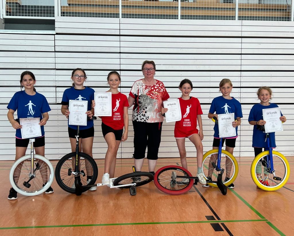 Bild zeigt das Gruppenfoto mit den Teilnehmerinnen und jeweils ein Einrad Sportgerät in der Hand haltend.